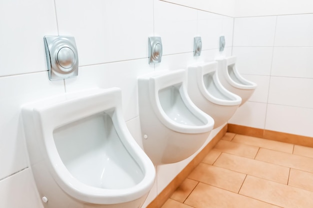 Urinale in einer öffentlichen Herrentoilette Das Konzept der Sanitärreinigung und Urologie