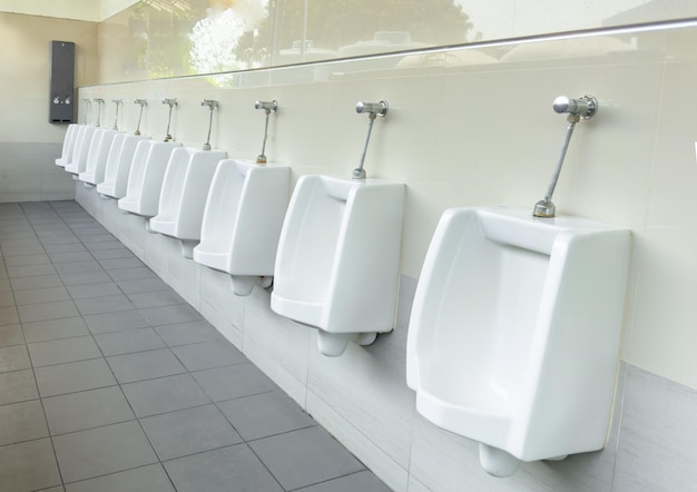 Urinário ou utensílio sanitário fornecido na parede pública de banheiros para usuários do sexo masculino geralmente usado em posição de pé válvula de descarga de urinal de pressão manual incluída