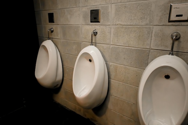 Urinarios de baño de hombres tristes con una sensación de prisión