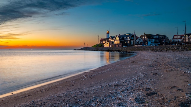 Urk Flevoland Países Bajos puesta de sol en el faro y el puerto de Urk Holland