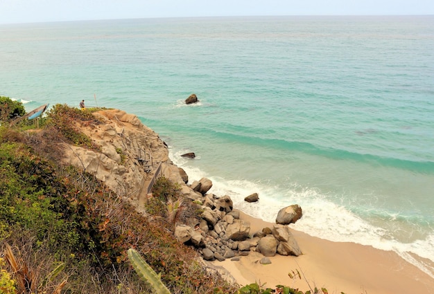 Urlaub am Meer Wellen Steine und Spritzer glitzern in der Sonne Strandurlaub