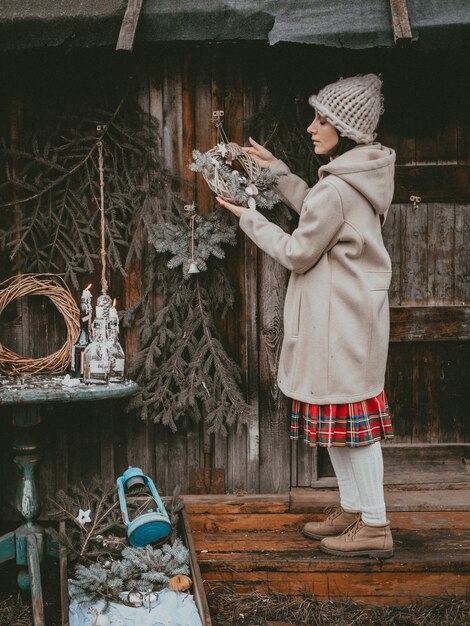 Urlaub Dekoration Frau schafft Weihnachtsatmosphäre Open Air rustikal minimalistisch modern aus natürlichen ökologischen Materialien skandinavischen Stil. Ideen, die das neue Jahr mit Ihren eigenen Händen handgemacht verzieren.