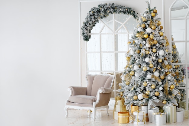 Urlaub dekoriertes Zimmer mit Weihnachtsbaum und Sessel