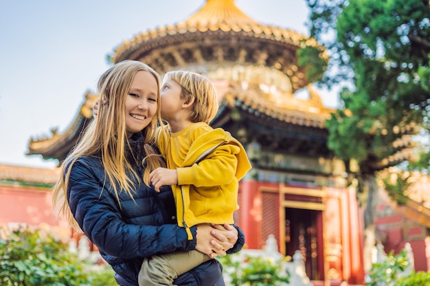 Urlaub in China genießen Mama und Sohn in der Verbotenen Stadt Reisen nach China mit Kinderkonzept Visafreier Transit 72 Stunden 144 Stunden in China
