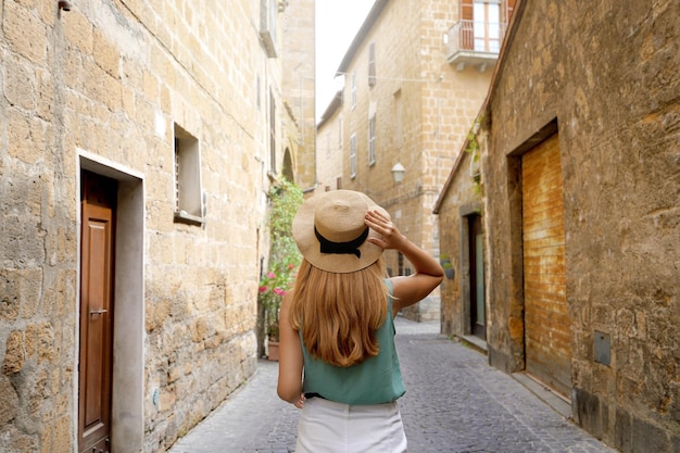 Urlaub in Italien Junge Frau, die die historische mittelalterliche Stadt Orvieto Umbrien Italien besucht