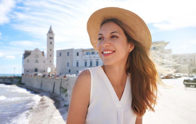 Urlaub in Italien Portrait von lächelnden entspannten Frau am Meer von Trani Apulien Italien