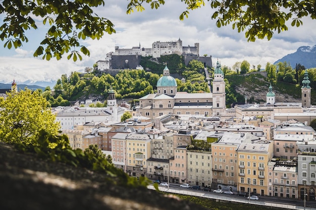 Urlaub in Salzburg Salzburger Altstadt mit Festung und Dom im Frühjahr Österreich