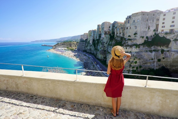 Urlaub in Tropea Italien Rückansicht des schönen Modemädchens, das die Landschaft von Tropea Kalabrien genießt Sommerurlaub in Italien