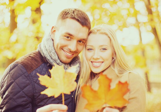 Urlaub, Liebe, Reisen, Beziehung und Dating-Konzept - romantisches Paar im Herbstpark