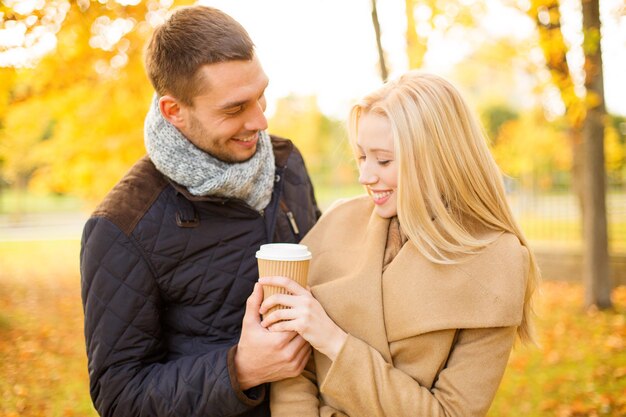 Urlaub, Liebe, Reisen, Tourismus, Beziehung und Dating-Konzept - romantisches Paar im Herbstpark