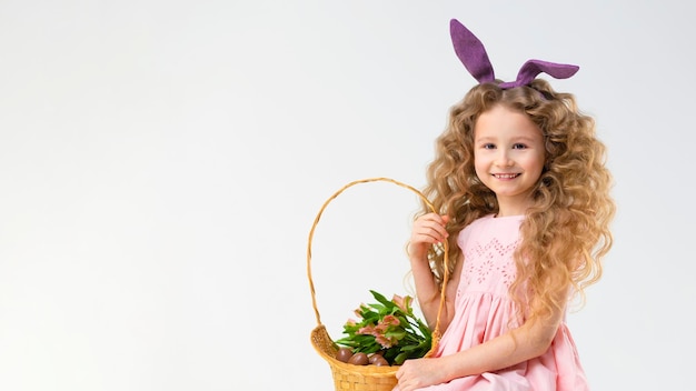 Foto urlaub ostern kinder mädchen mit kaninchen hase hasenohren korb mit schokoladeneier frühlingsblumen