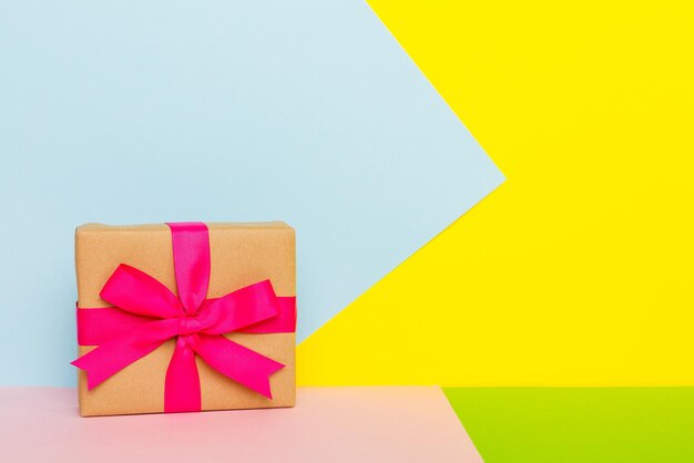 Urlaub Papier vorhanden gebunden rosa Schleife Bogen Draufsicht mit Kopie Raum Flach Urlaub Hintergrund Geburtstag oder Weihnachtsgeschenk Weihnachtsgeschenk-Box-Konzept mit Kopie Raum