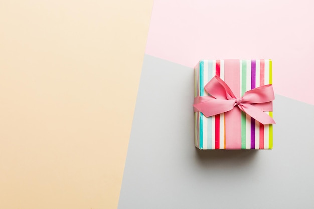 Urlaub Papier vorhanden gebunden rosa Schleife Bogen Draufsicht mit Kopie Raum Flach Urlaub Hintergrund Geburtstag oder Weihnachtsgeschenk Weihnachtsgeschenk-Box-Konzept mit Kopie Raum