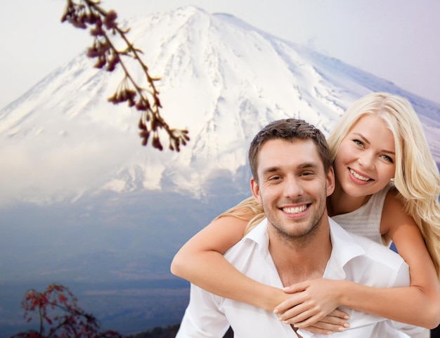 urlaub, reise, flitterwochen, leute und tourismuskonzept - glückliches paar, das spaß über japanischem gebirgshintergrund hat