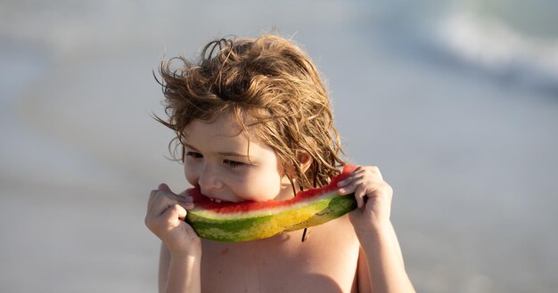 Urlaub und Reisen mit Kindern Sommer Wassermelone Obst für Kinder Kinder spielen am Meer und essen