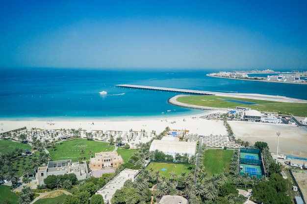 Urlaub Urlaub Strandtisch. Dubai. Landschaft mit einem Strand am Arabischen Golf. Dubai. VAE.