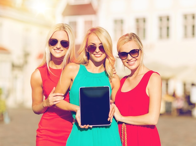 Urlaubs- und Tourismuskonzept - schöne blonde Mädchen, die einen Tablet-PC mit leerem Bildschirm in der Stadt zeigen