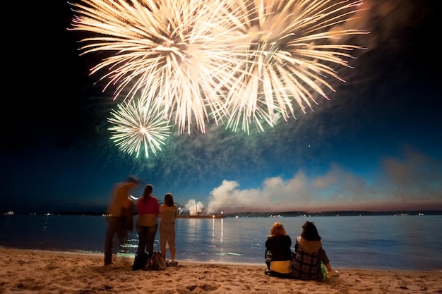 Urlaubsfeuerwerk über Wasser mit Reflexion auf dem schwarzen Himmelshintergrund