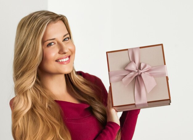 Urlaubsgeschenk für Geburtstags-Babyparty-Hochzeit oder Luxus-Beauty-Box-Abonnement-Lieferung glückliche Frau, die ein verpacktes rosa Geschenk hält