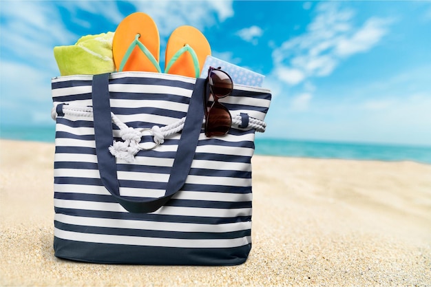 Foto urlaubskonzept, bunte tasche mit strandartikeln