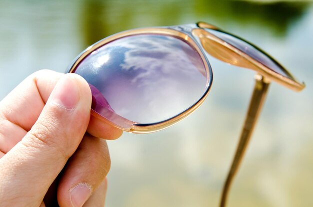 Foto urlaubskonzept der hand mit brille