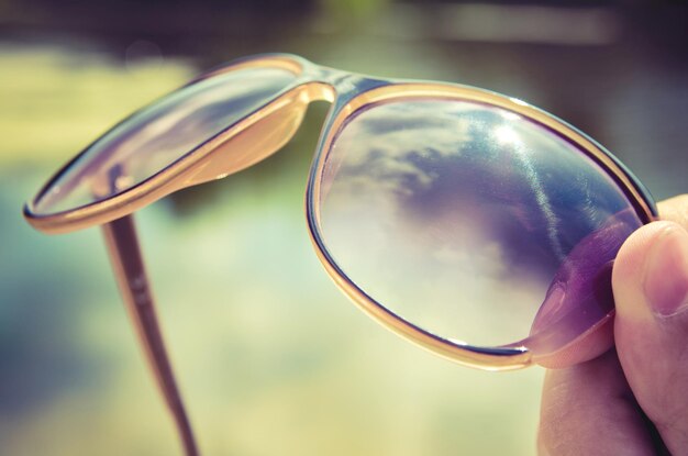 Foto urlaubskonzept der hand mit brille