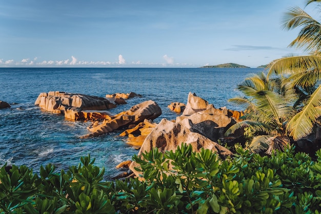 Urlaubslandschaft der Insel La Digue Exotischer paradiesischer Naturstrand der Seychellen