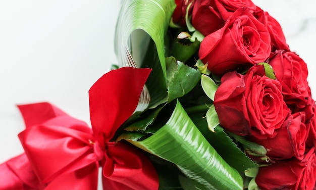 Urlaubsliebe am Valentinstag Luxus Strauß roter Rosen