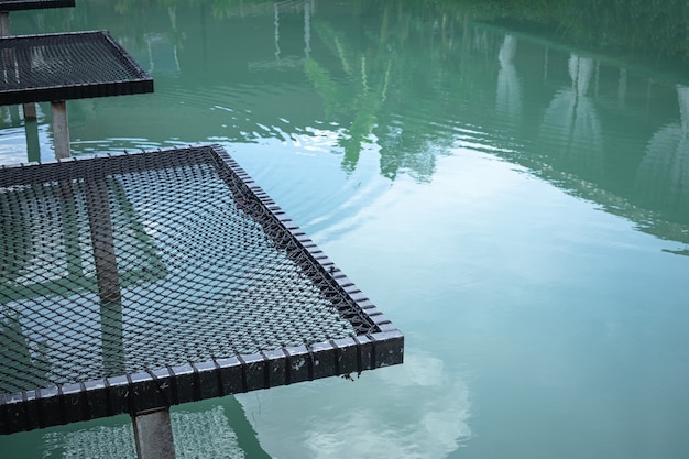 Urlaubsnetz für Sitzplatz über dem Fluss.