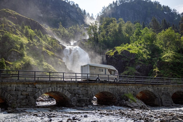 Urlaubsreise im Wohnmobil, Wohnwagen Urlaub. RV Reisen auf der Straße Latefossen Wasserfall Odda Norwegen. Latefoss ist ein mächtiger Zwillingswasserfall.