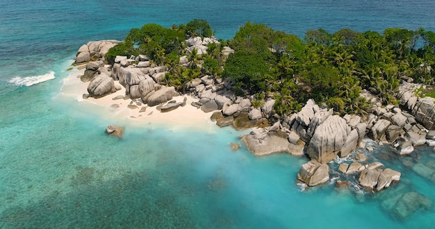 Urlaubsreisekonzept mit tropischer Seestrandlandschaft