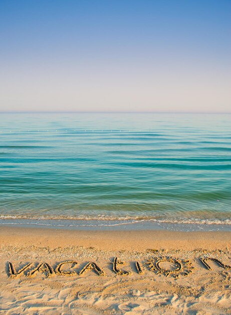 Urlaubstext am Meer an einem klaren Himmel