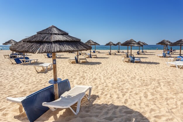 Urlaubstouristen am Strand in Portugal. . Ilha Tavira