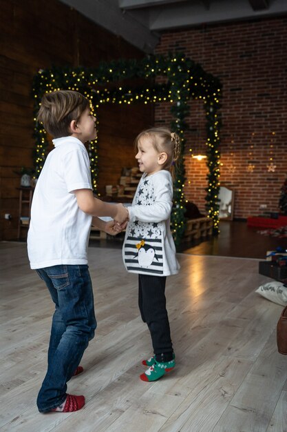 Urlaubsvorbereitungen. Zwei Kinderkinder genießen viele Weihnachtsgeschenke im Haus. Kalter Winter, Schneewetter.