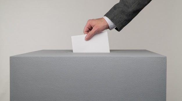 Foto urna cinzenta eleições presidenciais e parlamentares