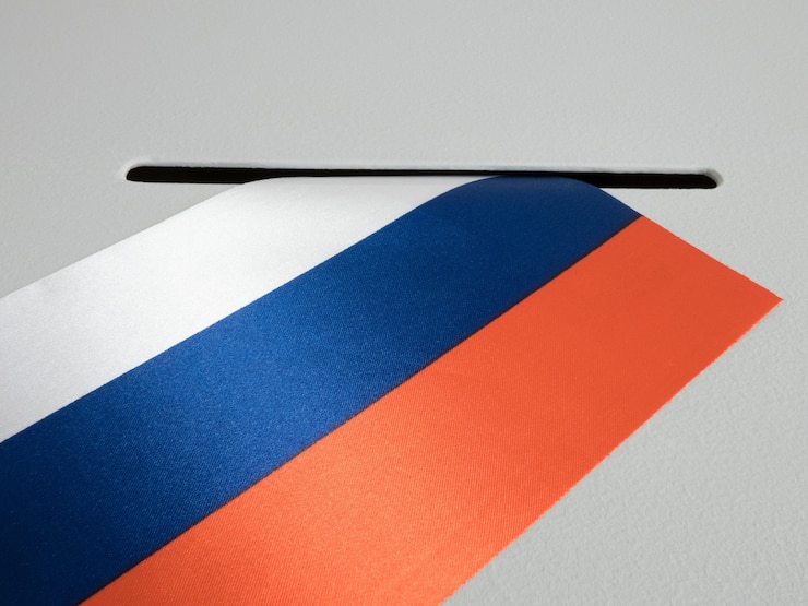 Foto urna com a bandeira nacional da rússia. eleições presidenciais em 2018