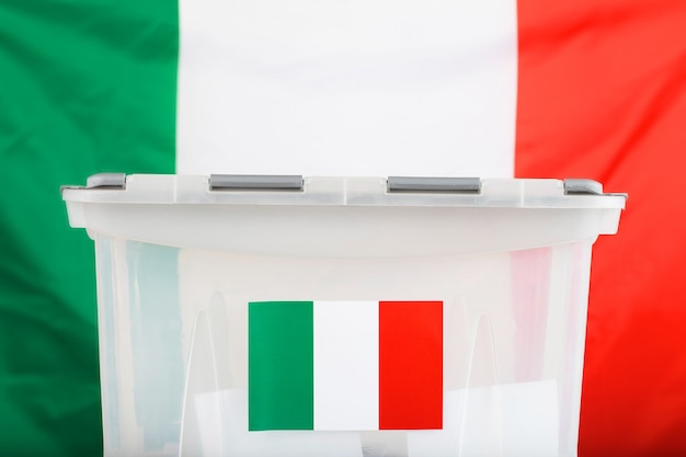 Foto urna diante da bandeira italiana. fechar-se