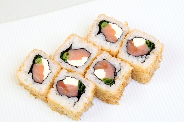 Uromaki-Sushi im Nori Japanisches Essen auf einem schönen Teller Diätkost