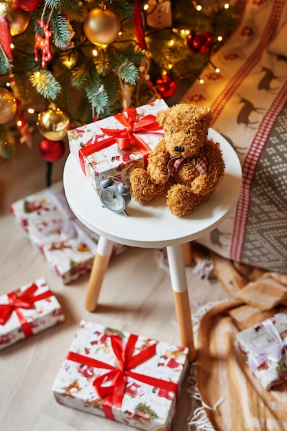 Ursinho de pelúcia brinquedo de Natal com árvore de Natal