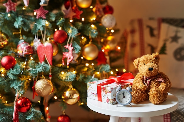 Ursinho de pelúcia brinquedo de Natal com árvore de Natal