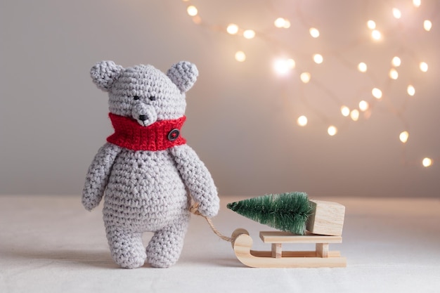 Urso branco feito malha com a árvore de Natal