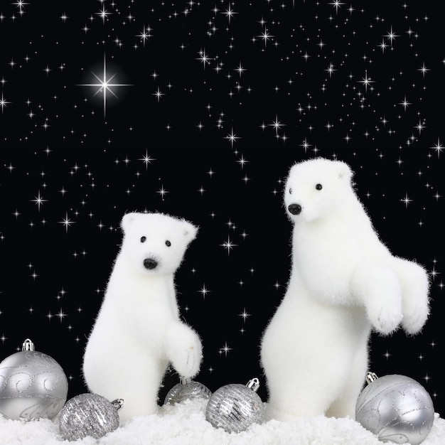 Urso branco na neve na noite de Natal