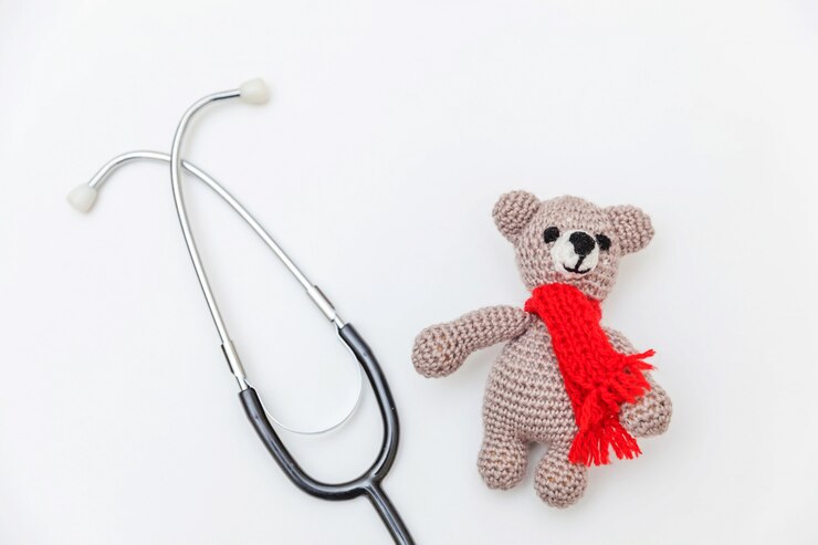 Foto urso de brinquedo de design simplesmente simples e estetoscópio de equipamento de medicina isolado