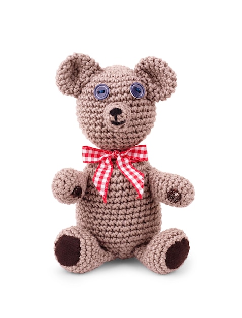 Urso de brinquedo de malha feito à mão engraçado em fundo branco Brinquedo Amigurumi Crochê bichos de pelúcia