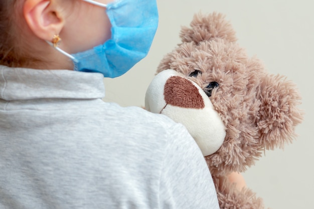 Foto urso de brinquedo nas mãos de uma criança