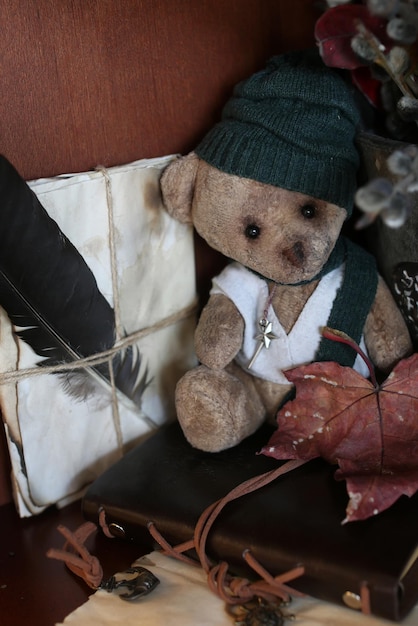 Urso de brinquedo retrô e livros antigos com letras de penas