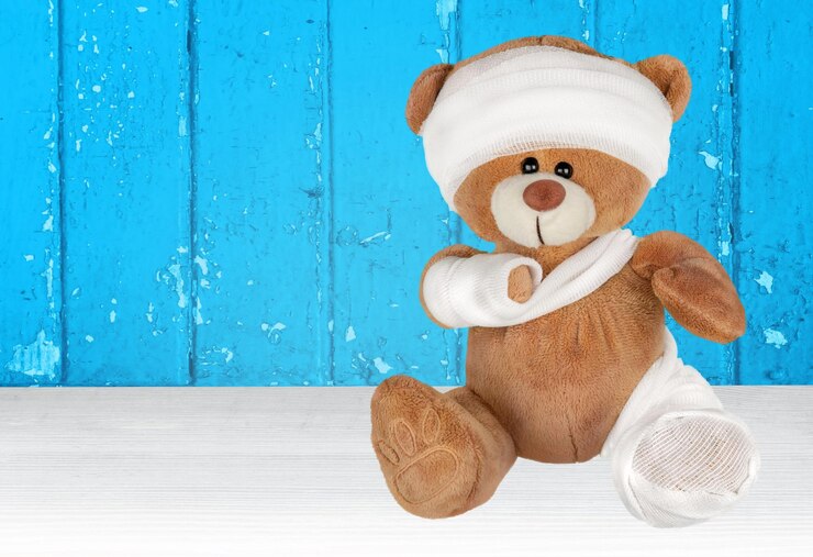Foto urso de pelúcia enfaixado em um fundo azul