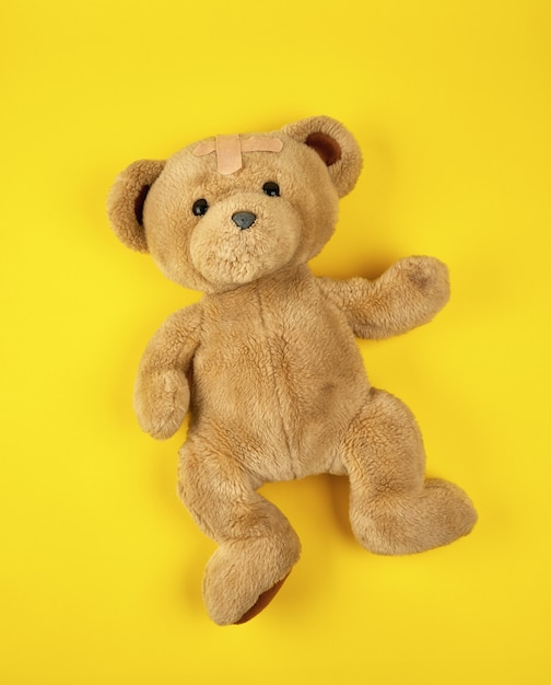 Urso de pelúcia marrom amarelo