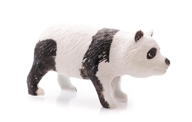 Urso panda de brinquedo de plástico isolado no fundo branco