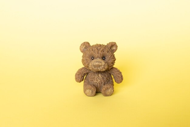 Urso pardo em amarelo